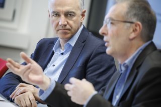 Christophe Darbellay (à gauche), le conseiller d'Etat valaisan en charge de la formation et Christophe Germanier (droite), chef de projet, ont présenté, mardi à Sion, la stratégie cantonale en matière d'éducation numérique au niveau des écoles. KEYSTONE/Valentin Flauraud